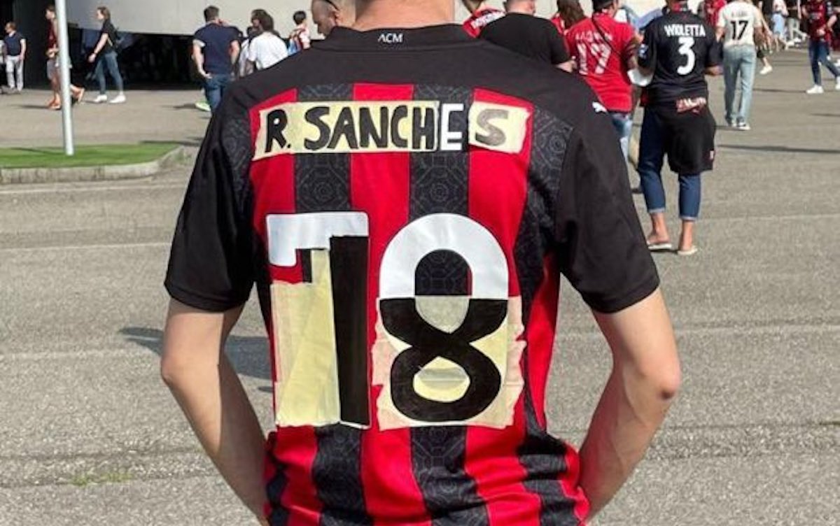 Photo of تغییر پیراهن کسیه با ماژیک توسط یک هوادار روسونری و لایک شدن آن توسط رناتو سانچز – تصویر