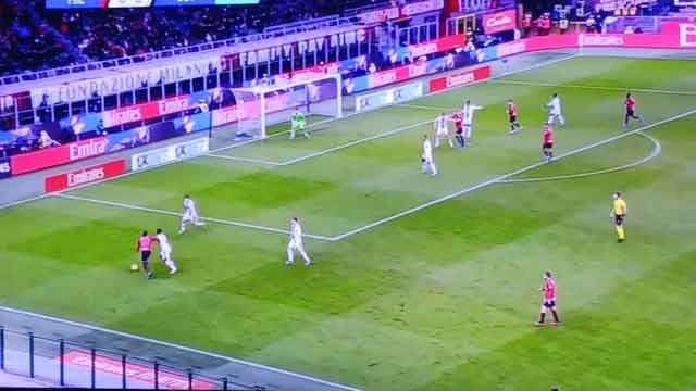 تصویری از لیائو انشالا مطلق پیولی / این فوتبال نیست!